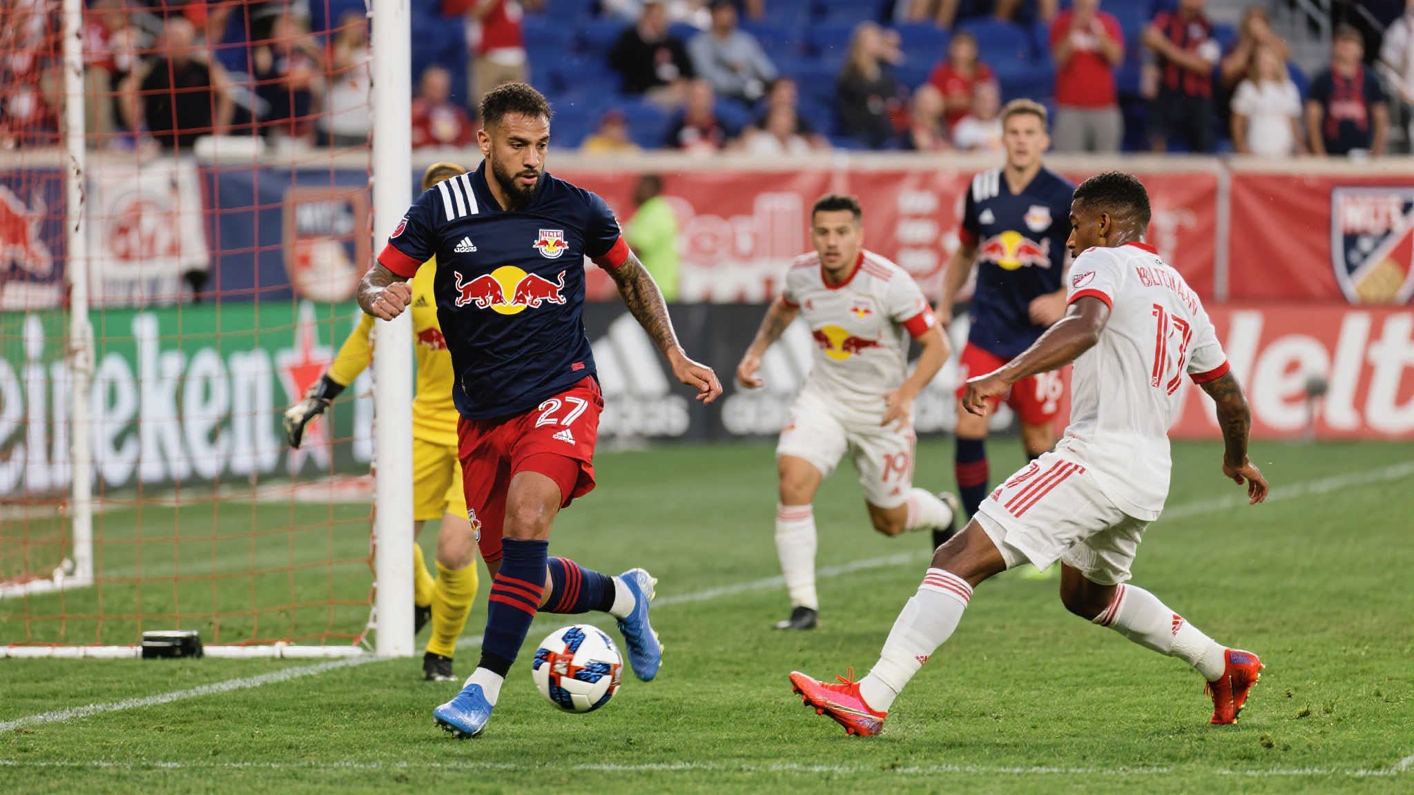 世俱杯前瞻:红牛折戟,新月崛起,小因扎吉引领历史之光 作为以高压进攻和体能充沛著名的球队,纽约红牛牛气冲