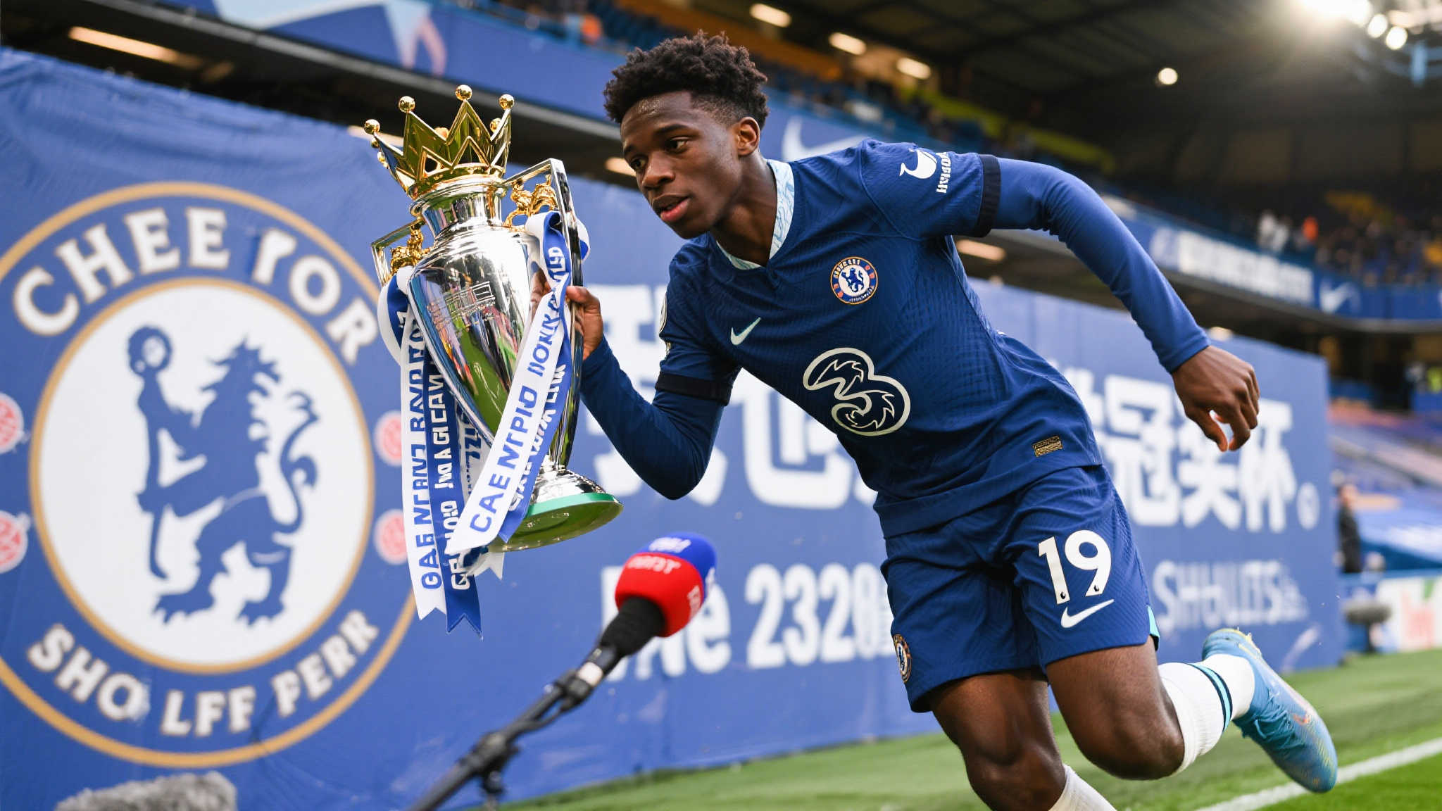 “我希望能随队赢得英超冠军，我也想要举起欧冠奖杯。